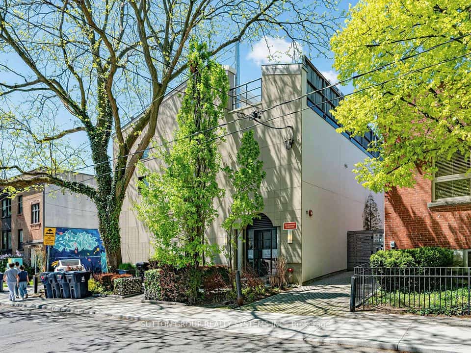 6 Bartlett Avenue W #5, Toronto, ON M6H 3E7