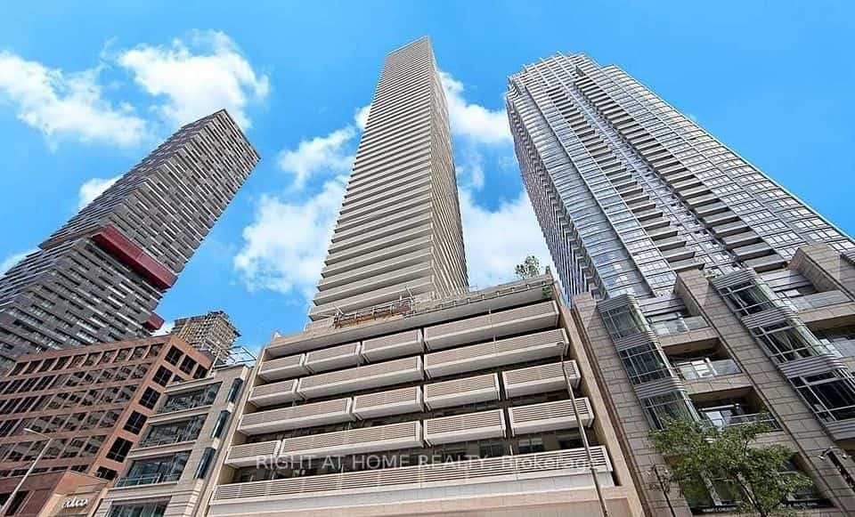 2221 Yonge Street #1706, Toronto, ON M4S 2B4
