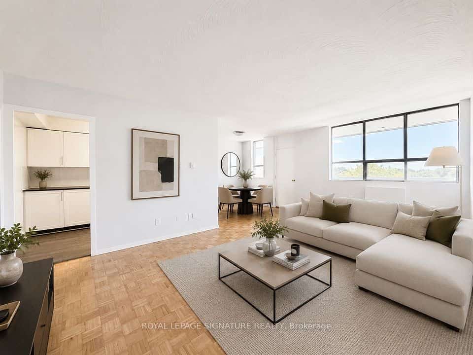 525 Eglinton Avenue E #804, Toronto, ON M4P 1N5
