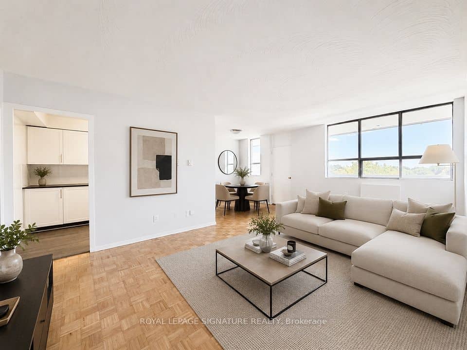 525 Eglinton Avenue E, Toronto