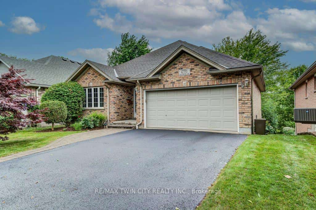 670 Salzburg Drive, Waterloo, ON N2V 2N8