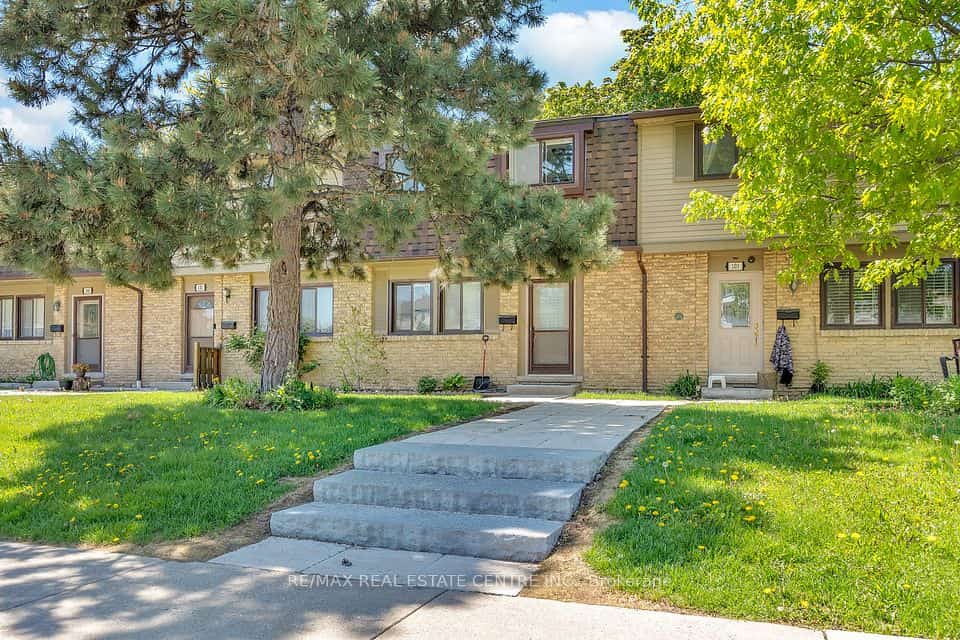105 Hansen Road N #102, Brampton, ON L6V 3C9