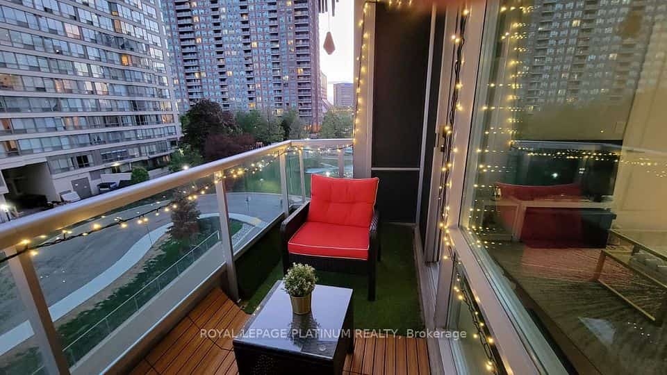 33 Elm Drive W #405, Mississauga, ON L5B 4M2