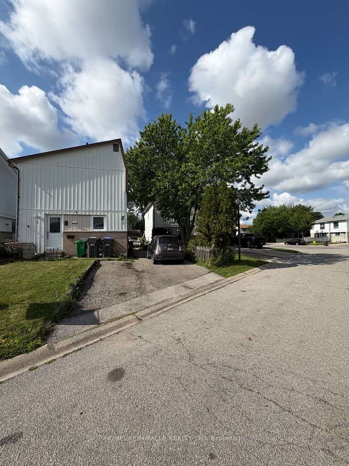 5 Glencairn Square, Brampton, ON L6S 2H7