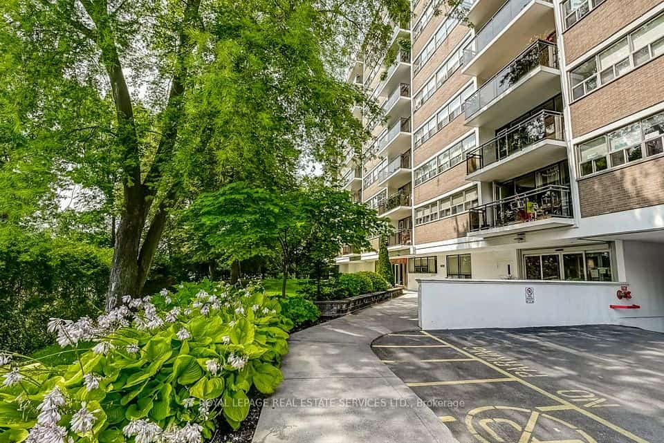 212 Kerr Street #404, Oakville, ON L6K 3B1