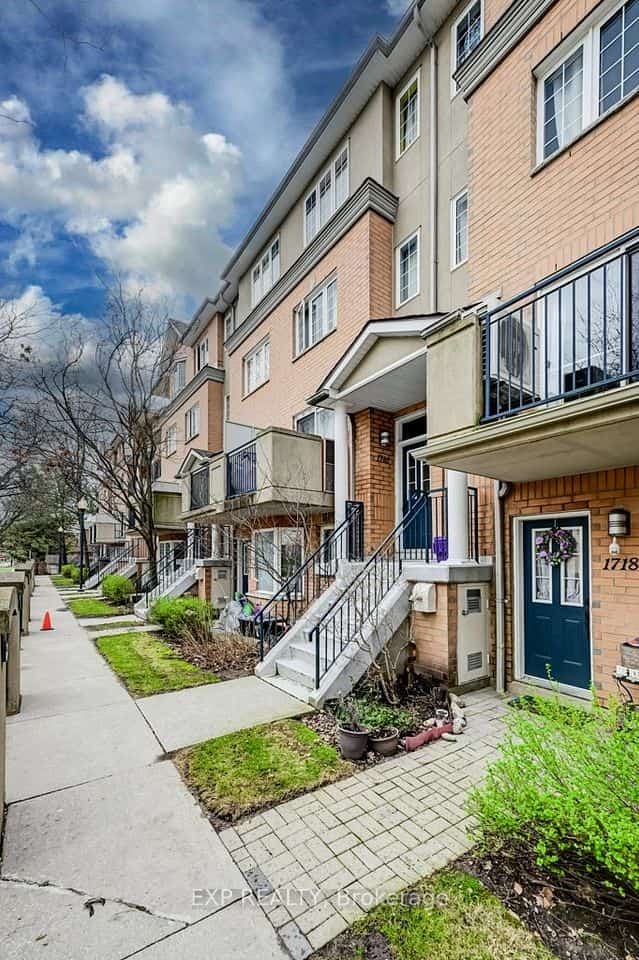 28 Sommerset Way #1716, Toronto, ON M2N 6W7