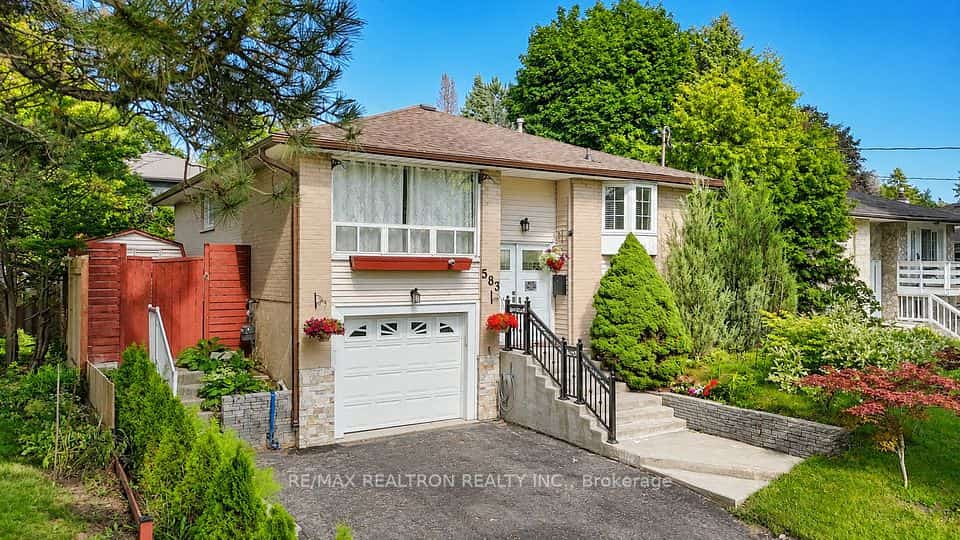 583 Pinewood Street, Oshawa, ON L1G 2S2