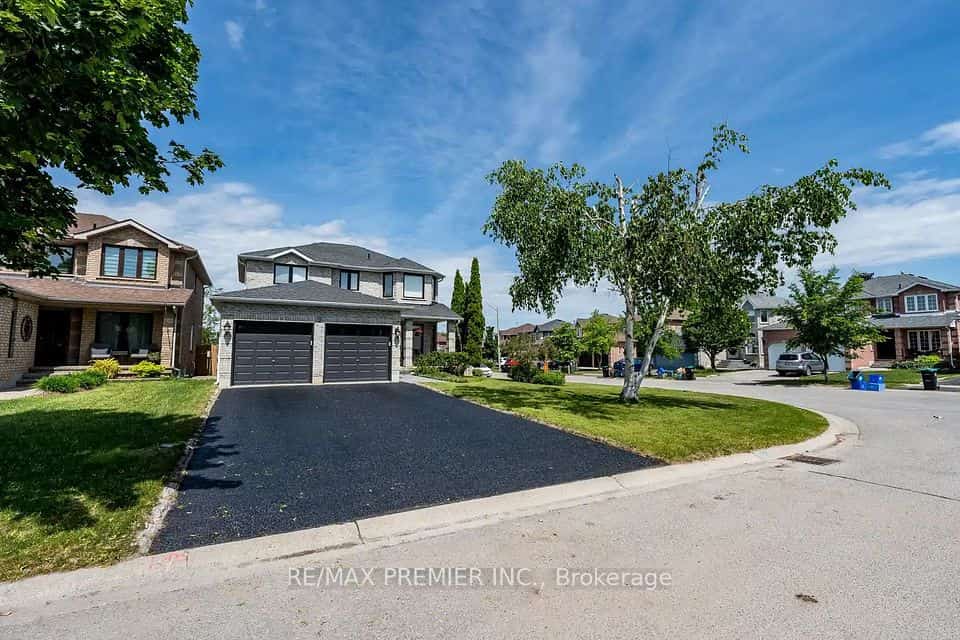 2 Grace Crescent, Barrie, ON L4N 9S7
