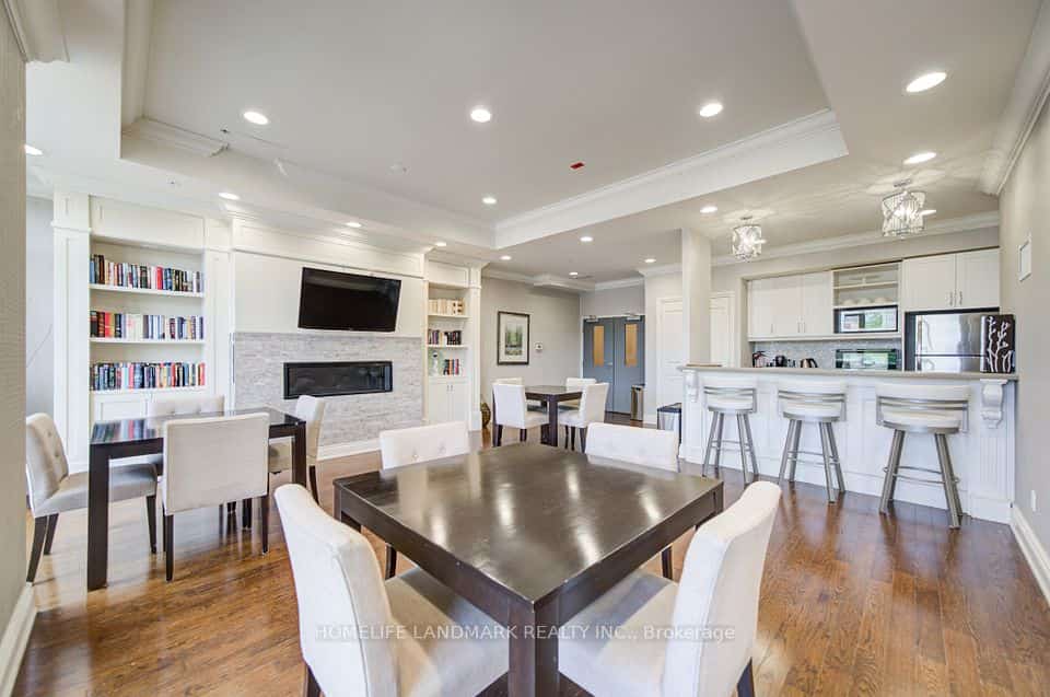 68 Main Street N #618, Markham, ON L3P 0N5