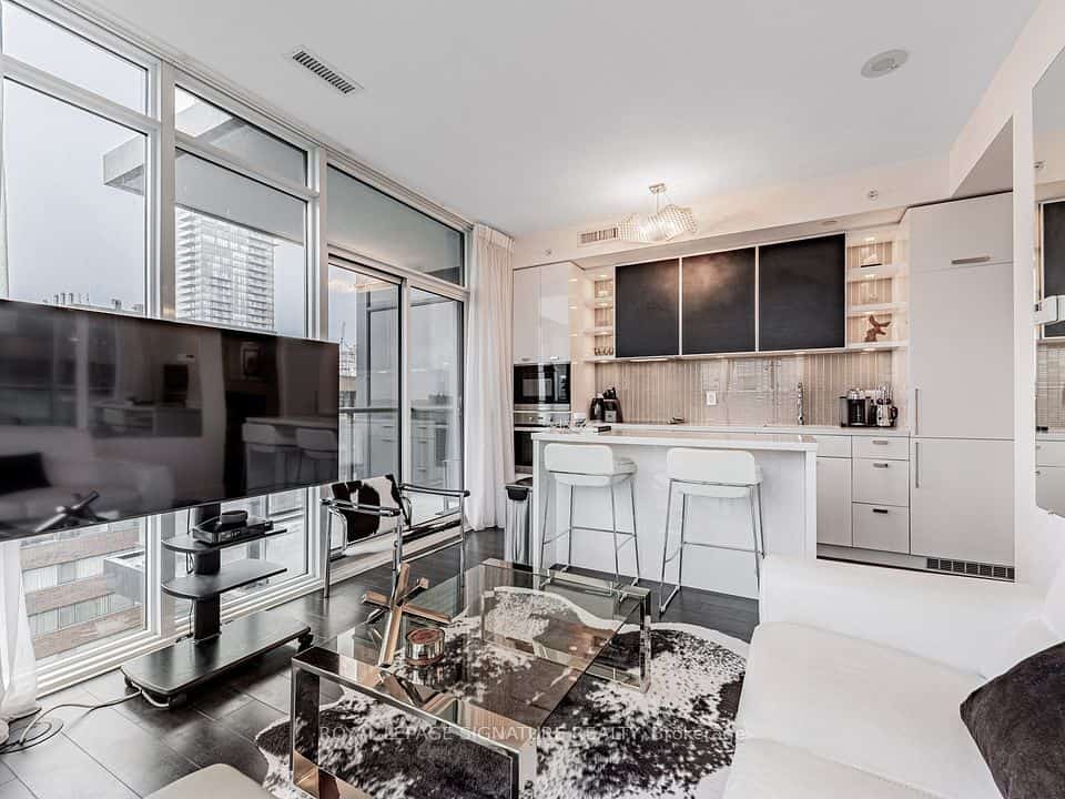 32 Davenport Road #1303, Toronto, ON M5R 0B5