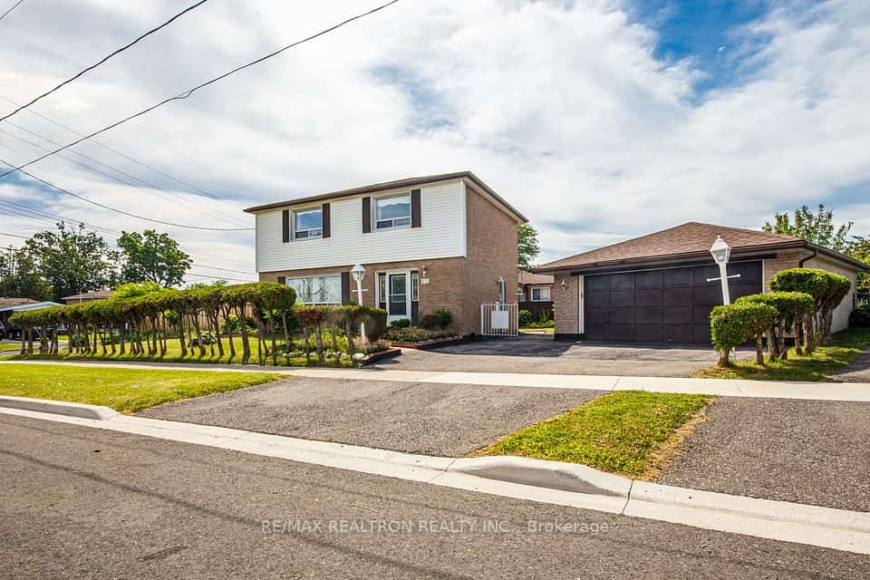62 Hullmar Drive, Toronto, ON M3N 2E3