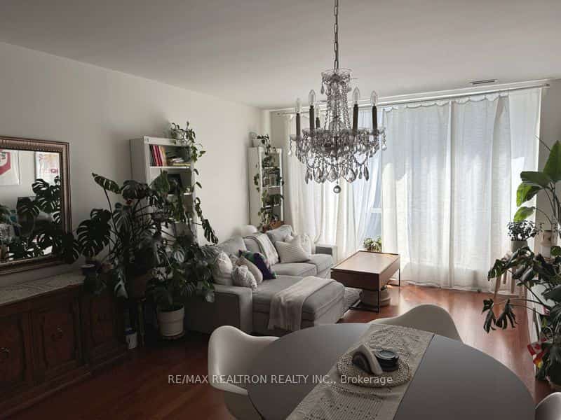 980 Yonge Street #714, Toronto, ON M4W 3V8