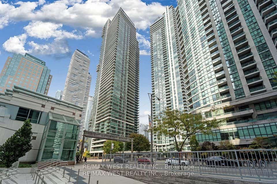 33 Bay Street #2305, Toronto, ON M5J 2Z3