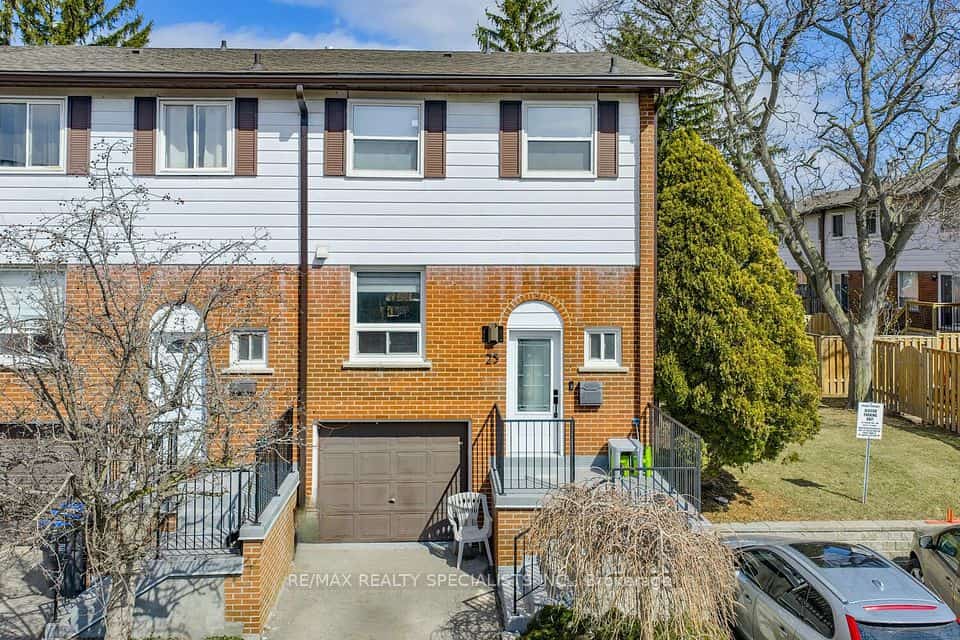 2445 Homelands Drive #25, Mississauga, ON L5K 2C6
