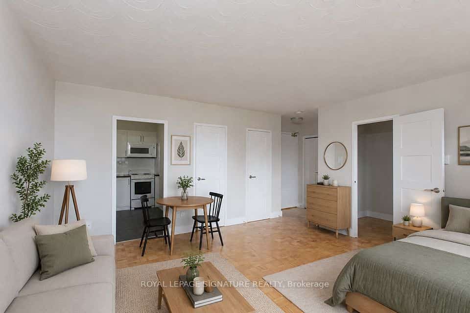 525 Eglinton Avenue E #900, Toronto, ON M4P 1N5