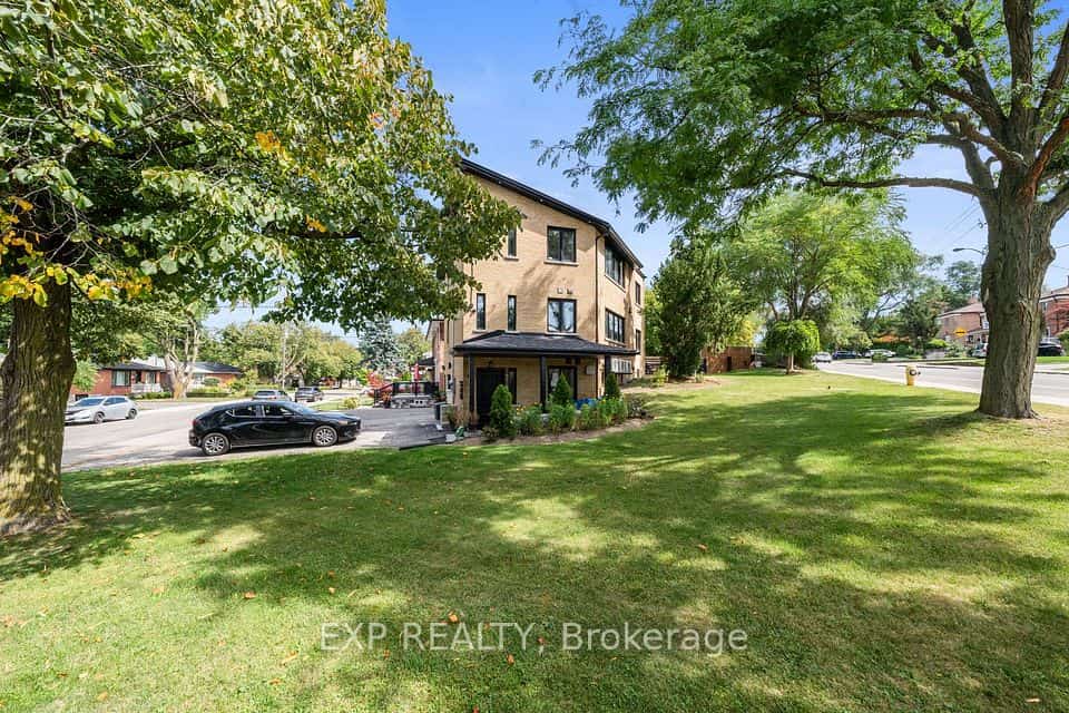 5 Brendwin Road, Toronto, ON M6N 4V6