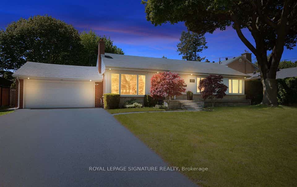 1570 Park Royale Boulevard, Mississauga, ON L5E 2Z4