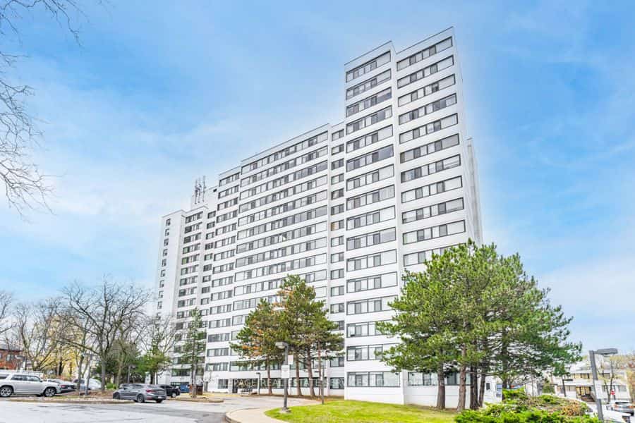 3000 Bathurst Street #706, Toronto, ON M6B 3B4