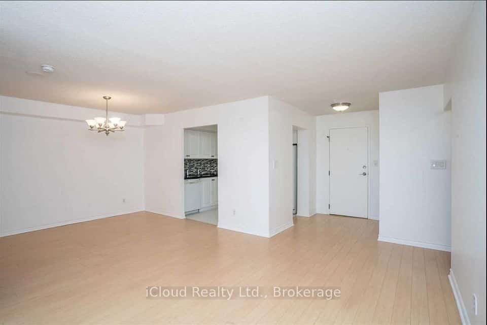 135 Hillcrest Avenue #906, Mississauga, ON L5B 4B1