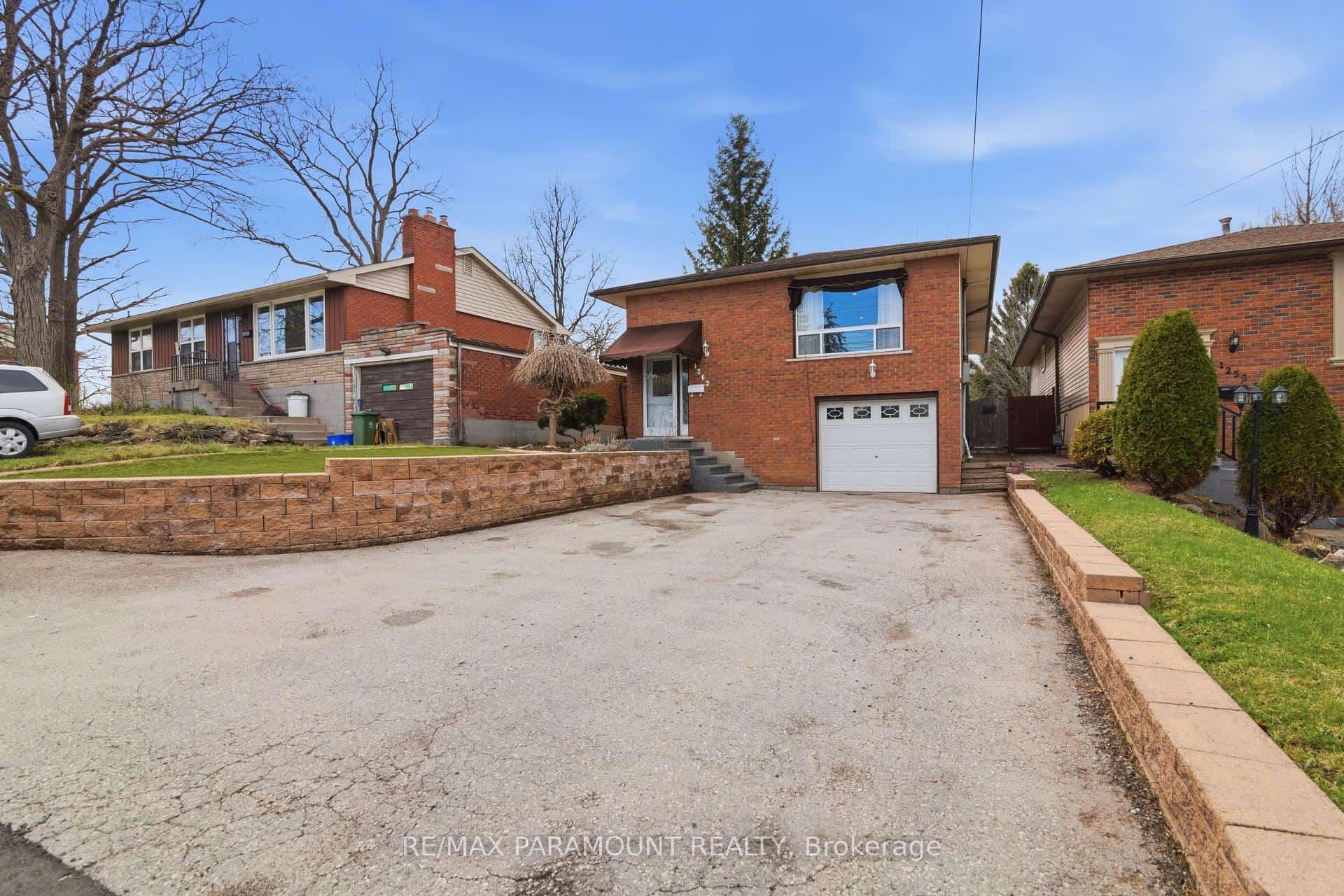 1262 Upper Gage Avenue, Hamilton, ON L8W 1E4