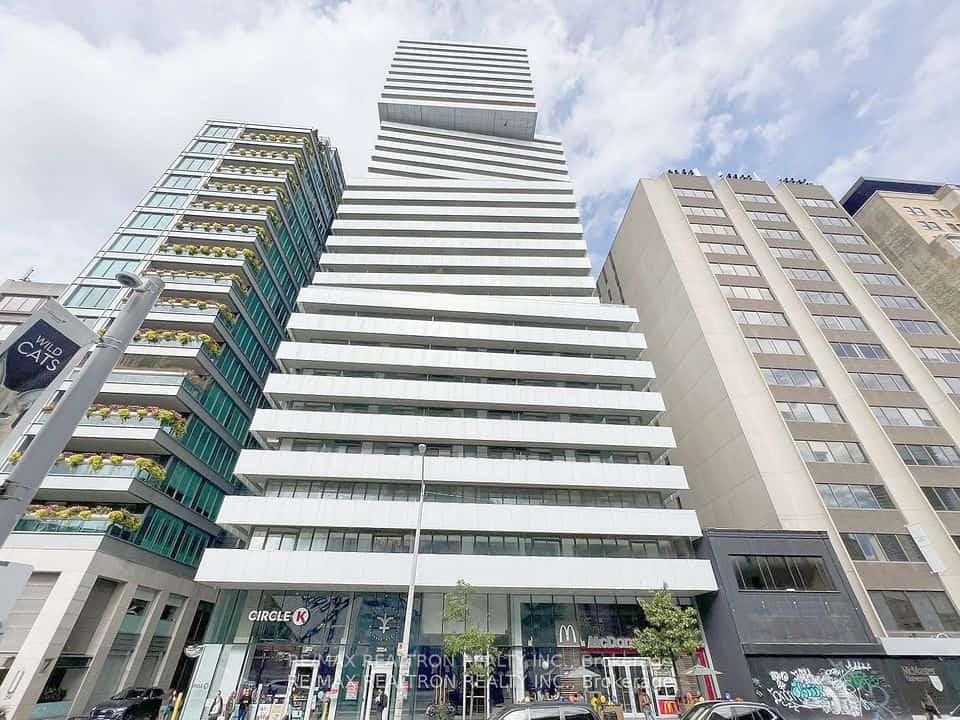200 Bloor Street W #2801, Toronto, ON M5S 1T8