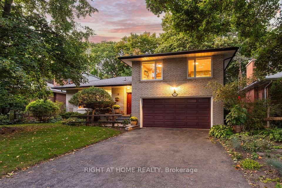 3325 Enniskillen Circle, Mississauga, ON L5C 2M9