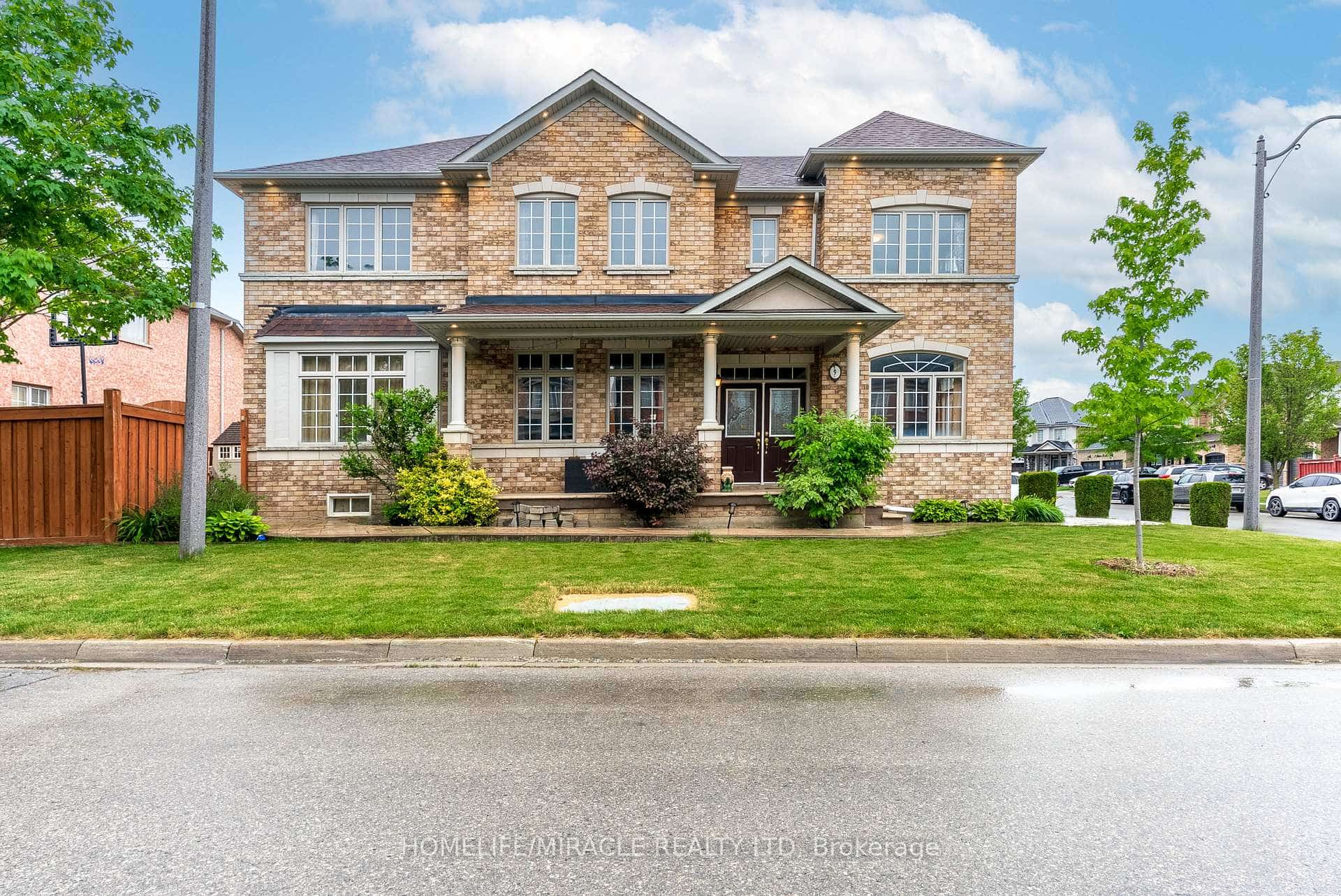 9 Peridot Road, Brampton, ON L6P 0Z6