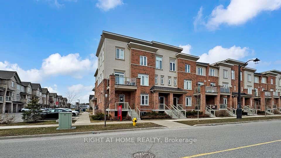 2710 William Jackson Drive E #16, Pickering, ON L1X 0E6
