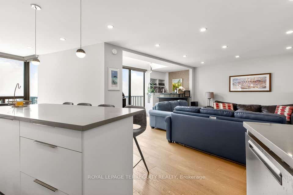 33 Harbour Square #2432, Toronto, ON M5J 2G2