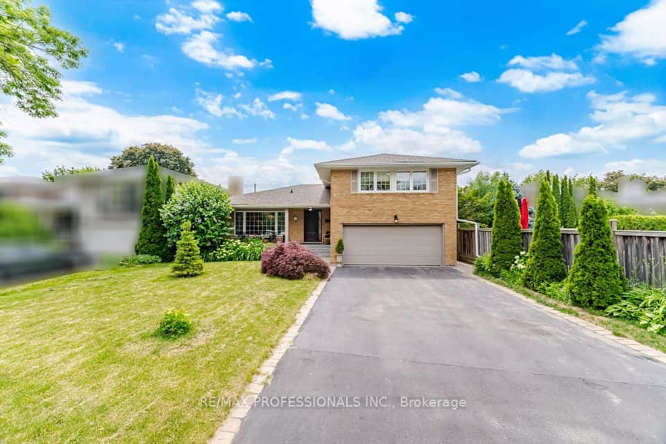 12 Thicket Road, Toronto, ON M9C 2T3