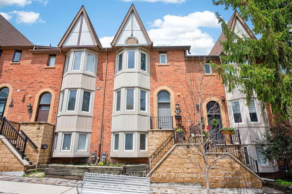 186 Woodbridge Avenue #45, Vaughan, ON L4L 2S8