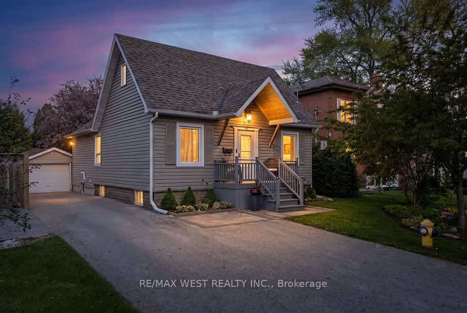 35 Gort Avenue, Toronto, ON M8W 3Y7