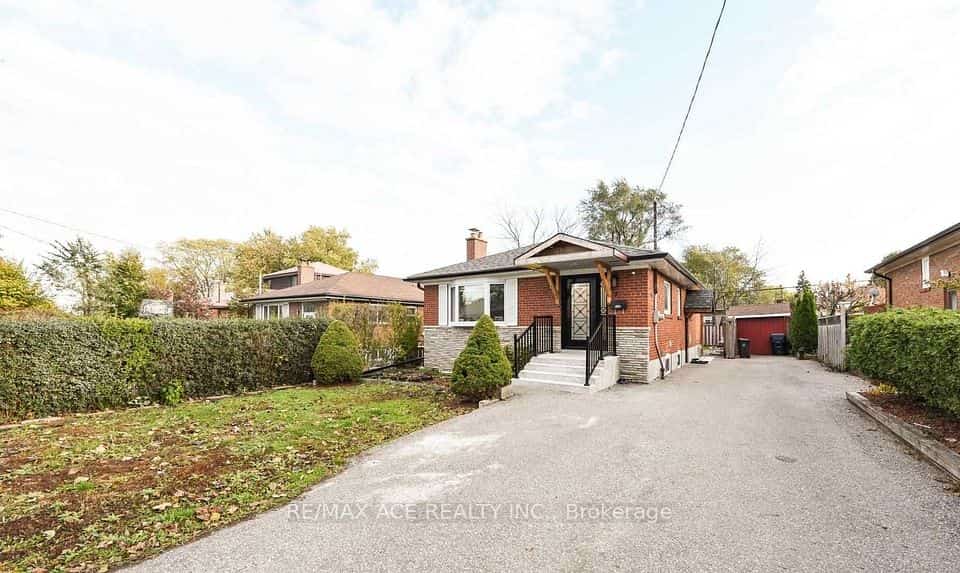 7 Ellie Drive, Toronto, ON M1G 2G8