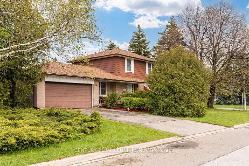 2 Durham Crescent, Brampton, ON L6T 2X6