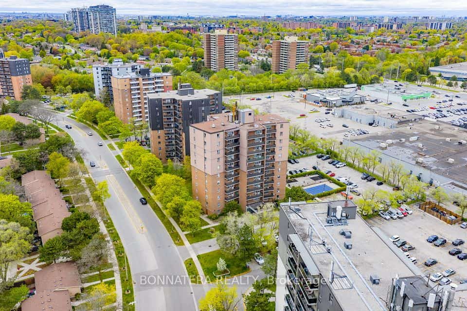 3065 Queen Frederica Drive #905, Mississauga, ON L4Y 3A3