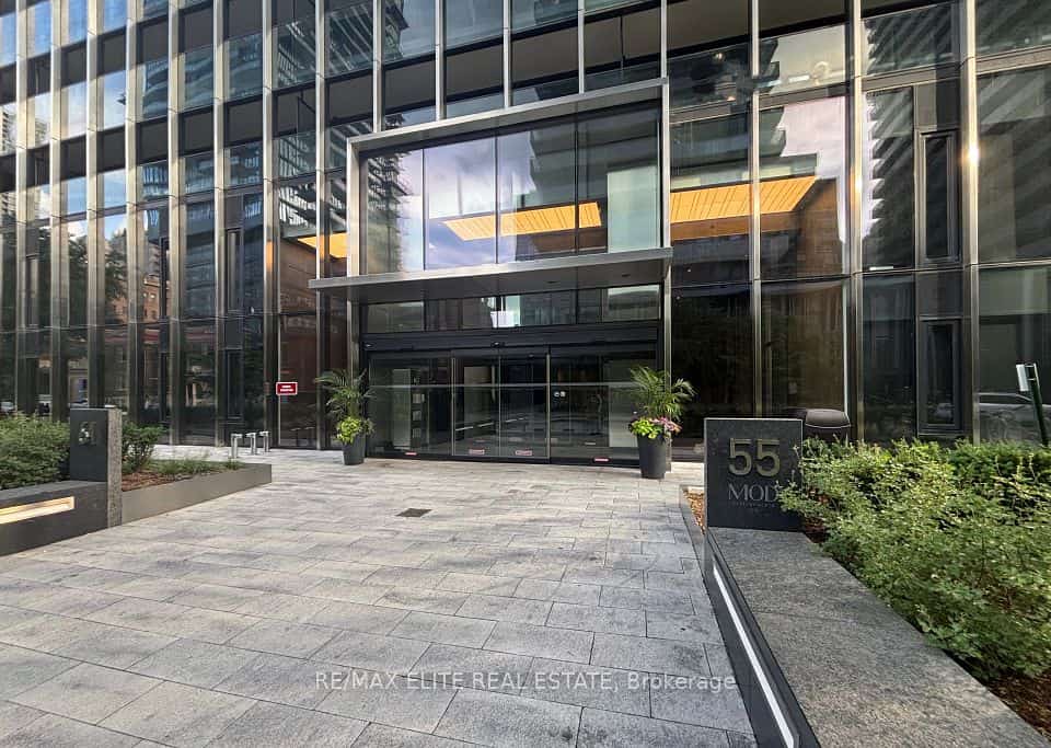 55 Charles Street E #TH10, Toronto, ON M4Y 0J1