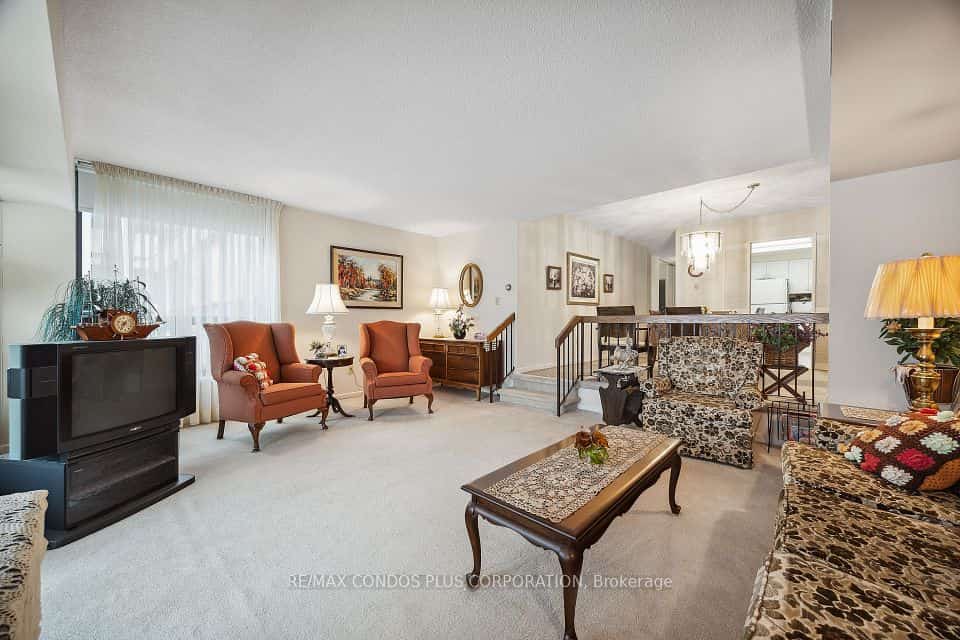 62 Wellesley Street W #902, Toronto, ON M5S 2X3