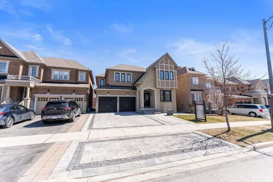 433 Mavrinac Boulevard, Aurora, ON L4G 0J8