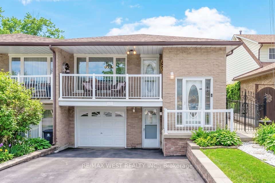 941 Stainton Drive, Mississauga, ON L5C 1G2