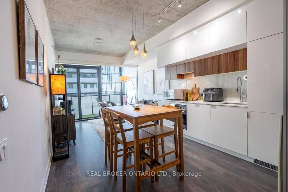 185 Roehampton Avenue S, Toronto
