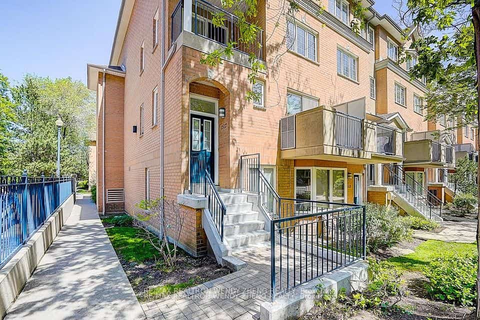 28 Sommerset Way #1517, Toronto, ON M2N 6W7