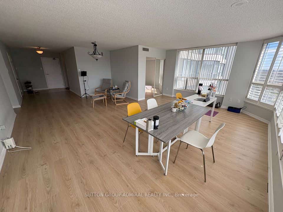 1 Clark Avenue W #701, Vaughan, ON L4J 7Y6