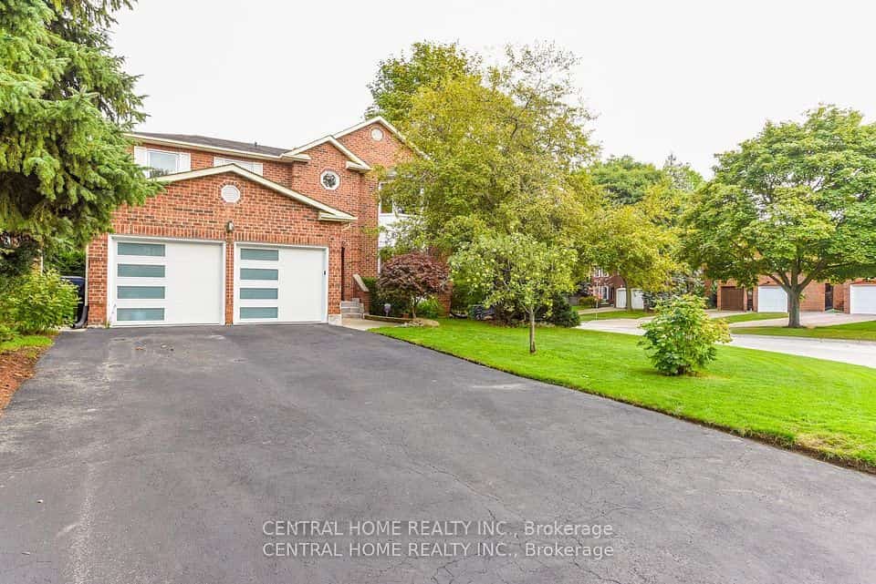 4 Robaldon Road, Toronto, ON M9A 5A7