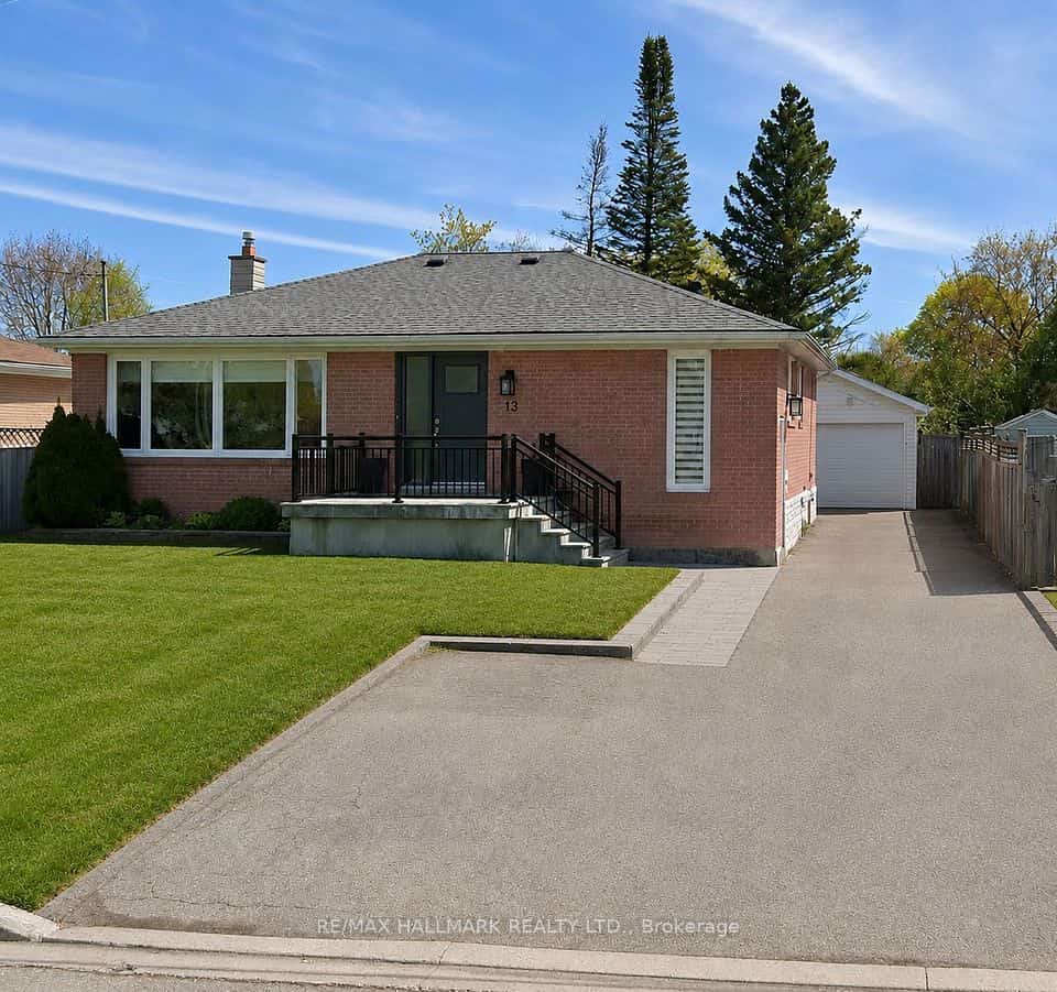 13 Patrick Drive, Aurora, ON L4G 2A6