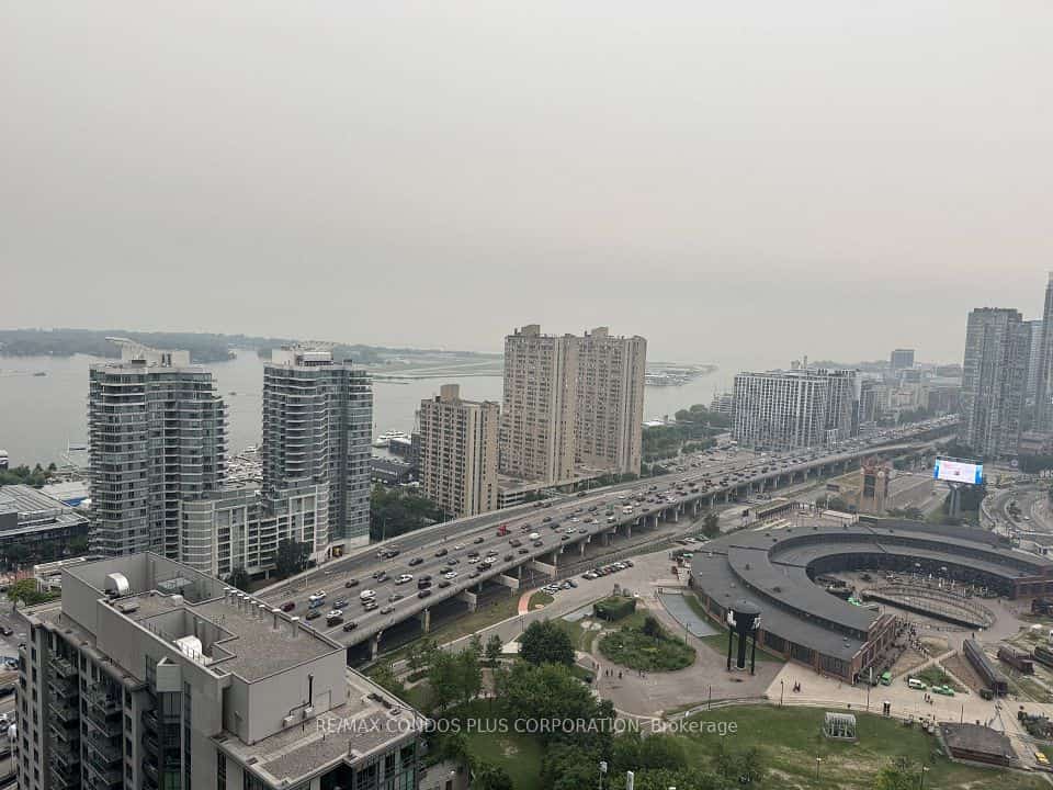 30 GRAND TRUNK Crescent #3712, Toronto, ON M5J 3A4