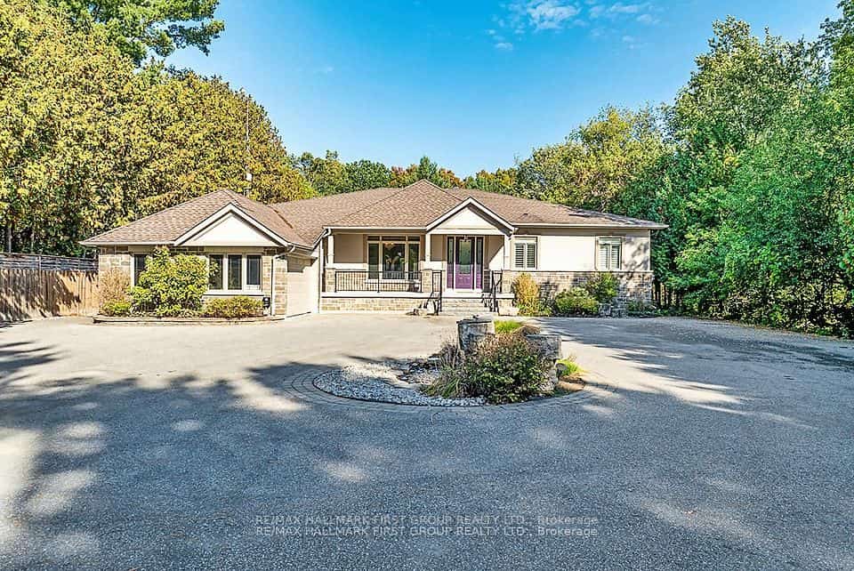15 Shepherd Road, Whitby, ON L1M 1G8