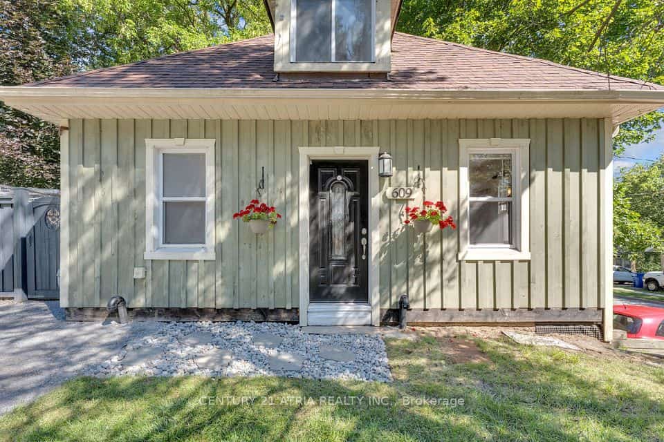 609 Pearson Street, Newmarket, ON L3Y 1G4
