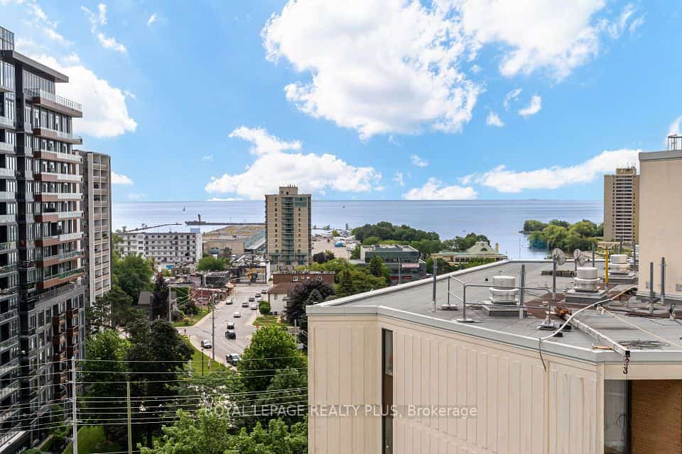39 Stavebank Road N #PH4, Mississauga, ON L5G 4N7