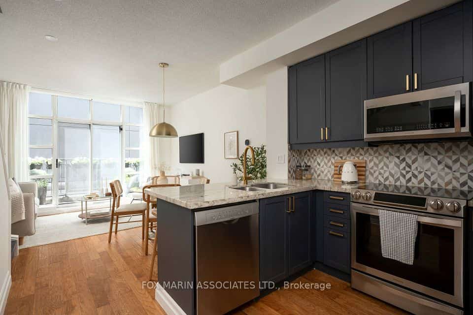 901 Queen Street W #214, Toronto, ON M6J 3X4