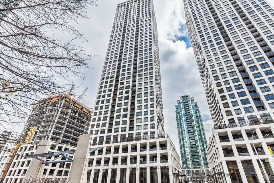 30 Elm Drive #3802, Mississauga, ON L5B 0N6